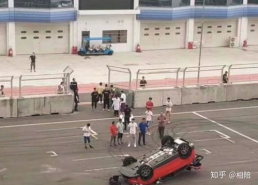 娱乐吃瓜君表演意外翻车,笑料百出却意外失控